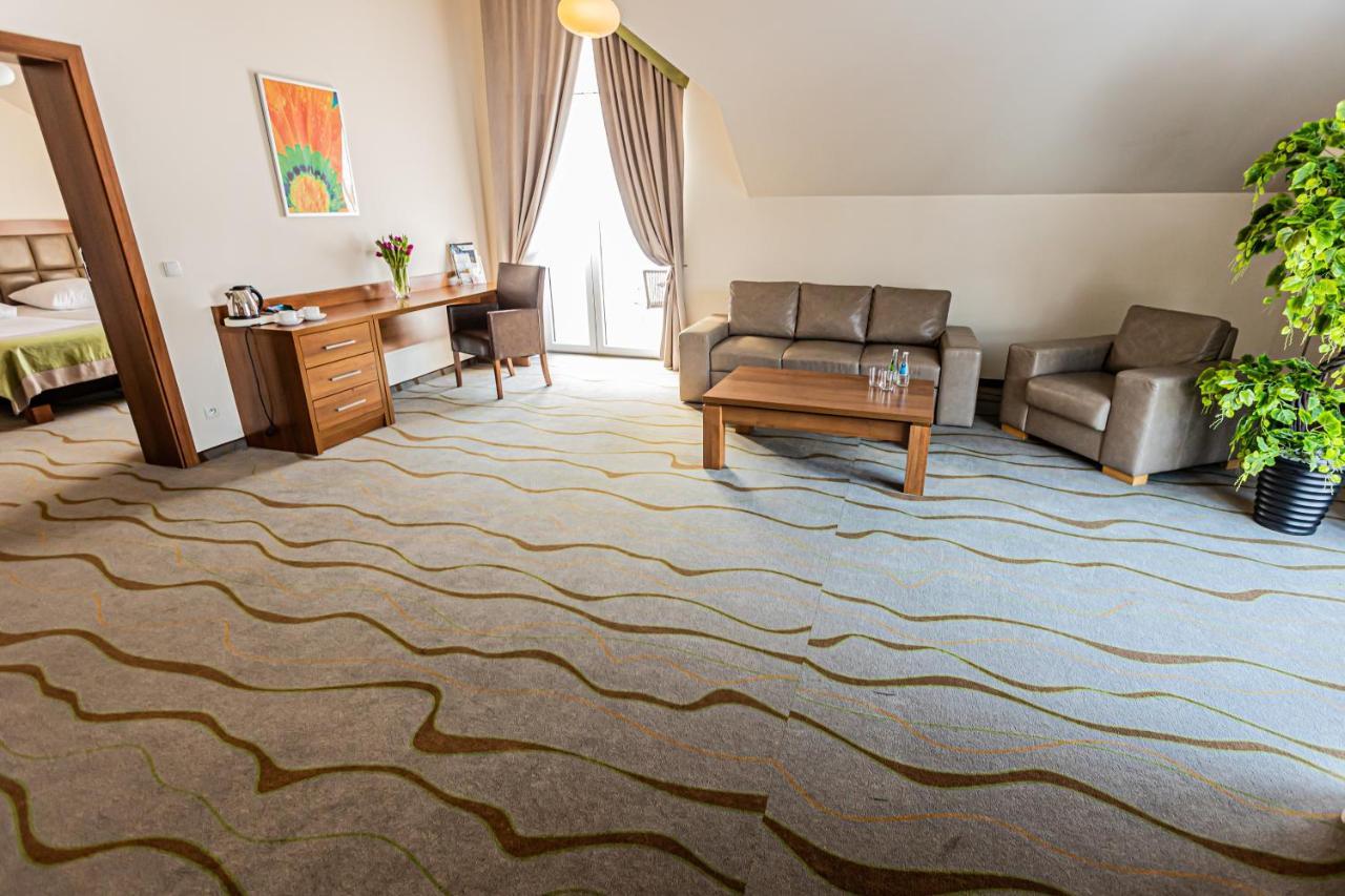 Hotel Olivia Medical Spa Skomielna Czarna Екстериор снимка